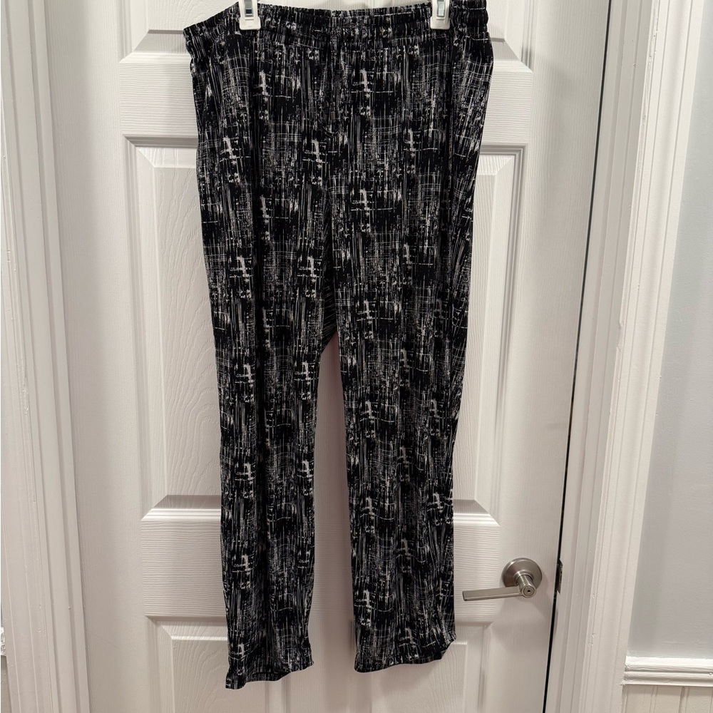 *Avenue Women’s Black and White Patterned Pull On Pants size 14/16
